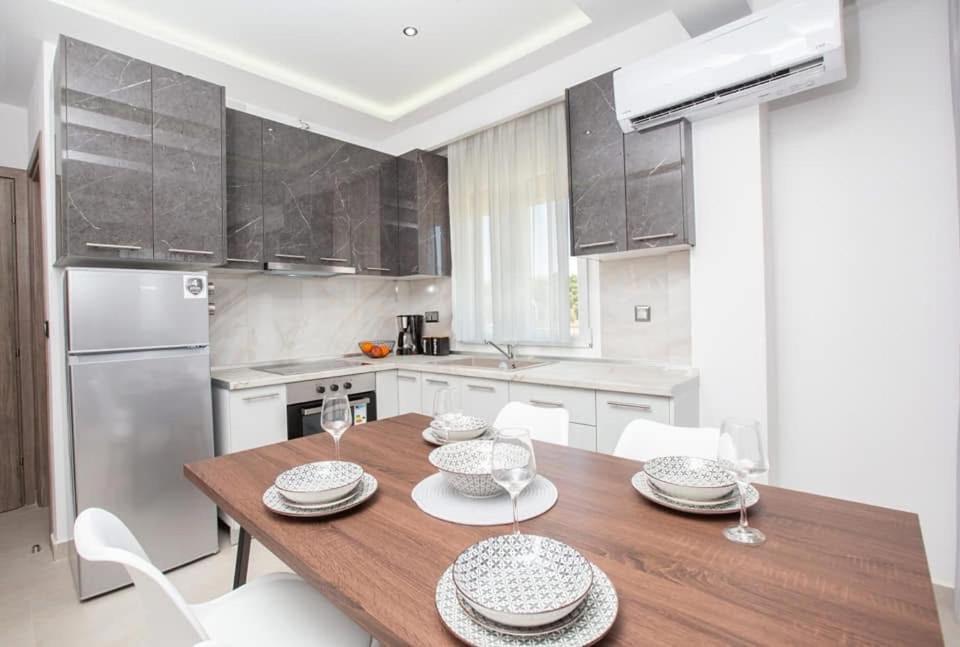 Marane Luxury Suites Неа Мудания Екстериор снимка